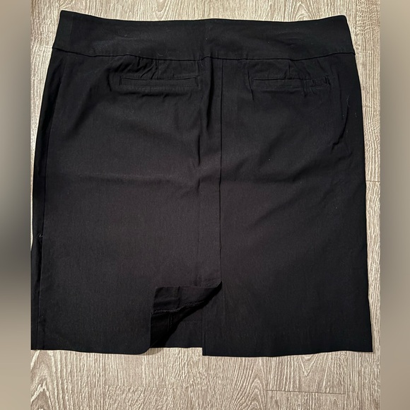 Black pencil skirt - Picture 2 of 3